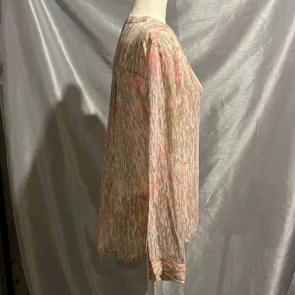 Sheer 3 button tunic - Picture 2 of 6